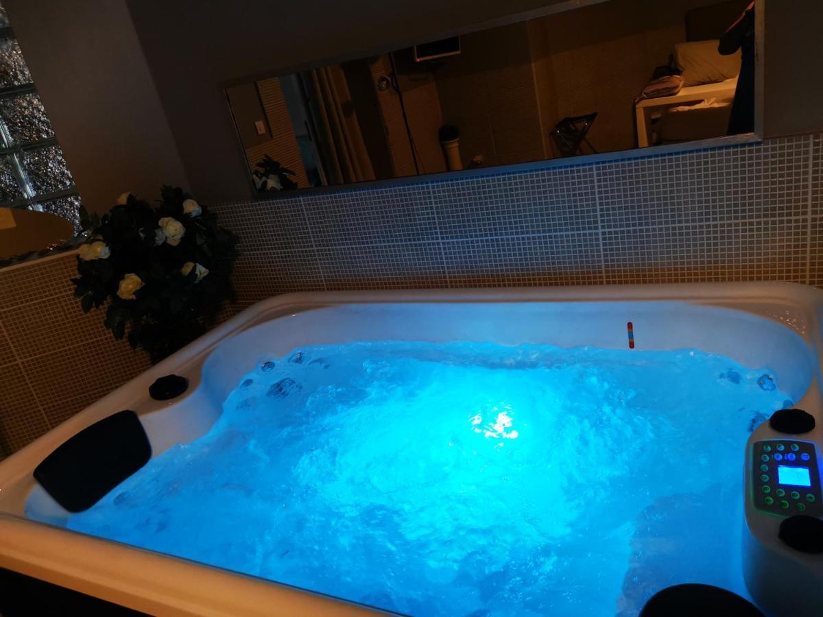Domont Suite Jacuzzi Au Calme المظهر الخارجي الصورة