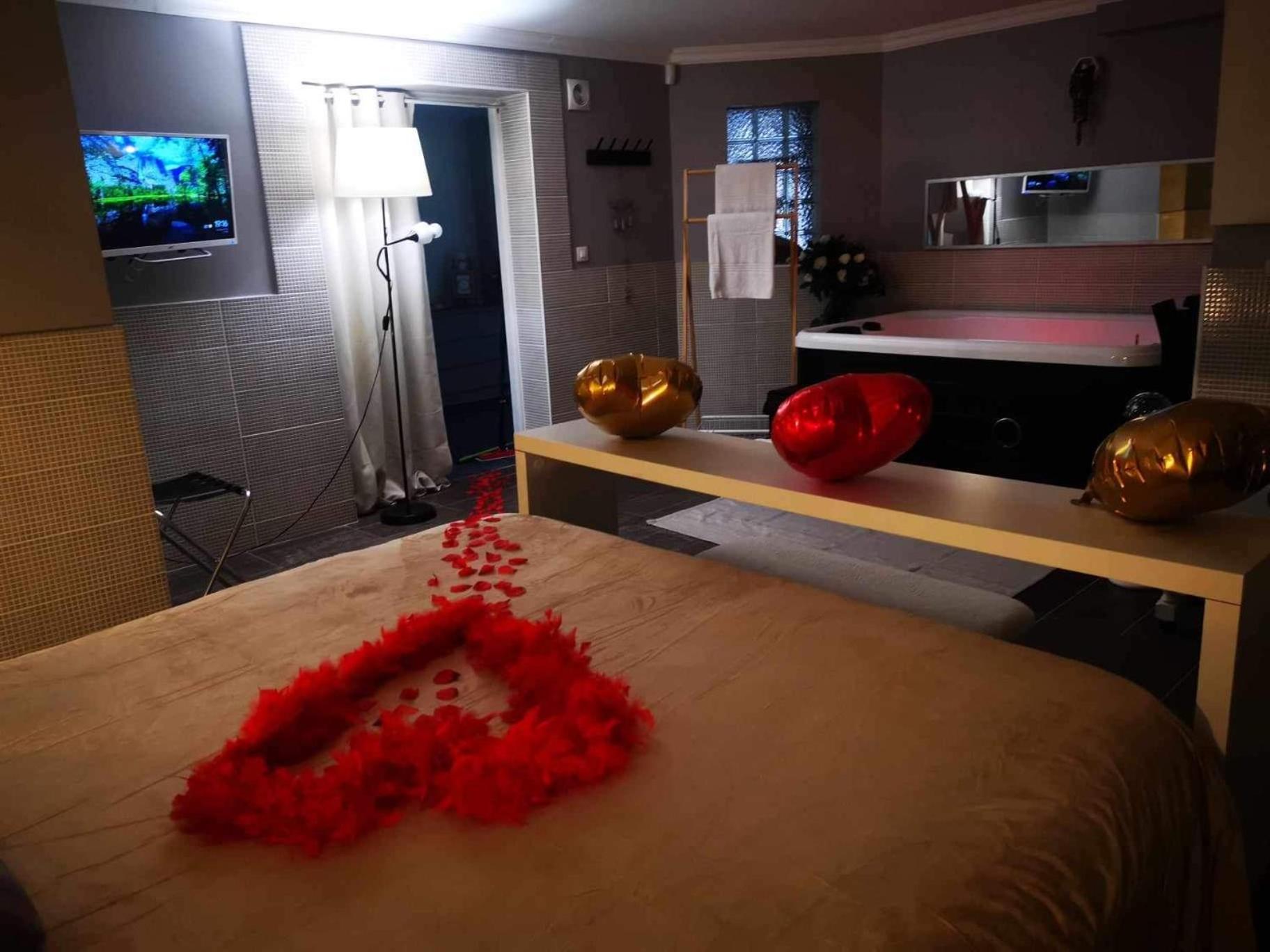 Domont Suite Jacuzzi Au Calme المظهر الخارجي الصورة